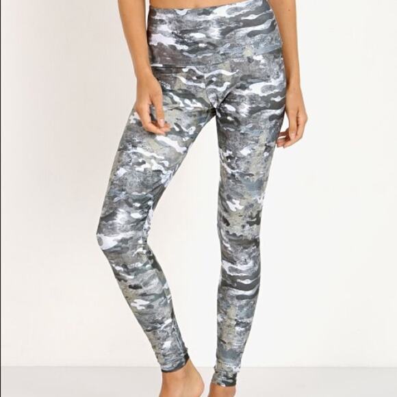 Onzie High Rise Marble Camo Leggings. - Picture 3 of 10